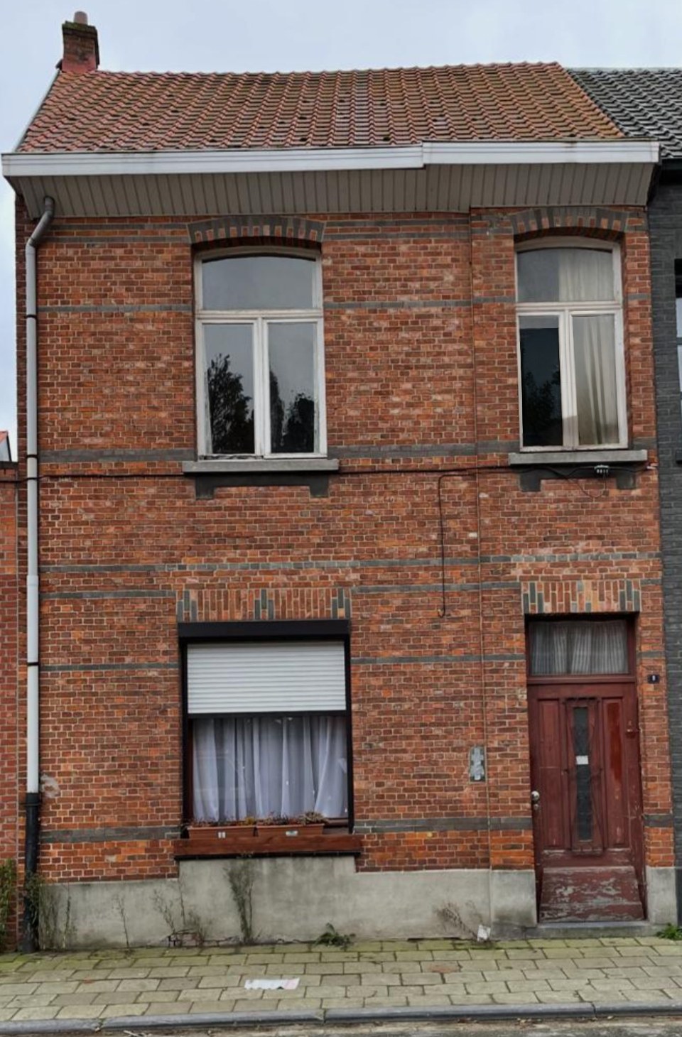 Vooraanzicht van woning voor renovatie