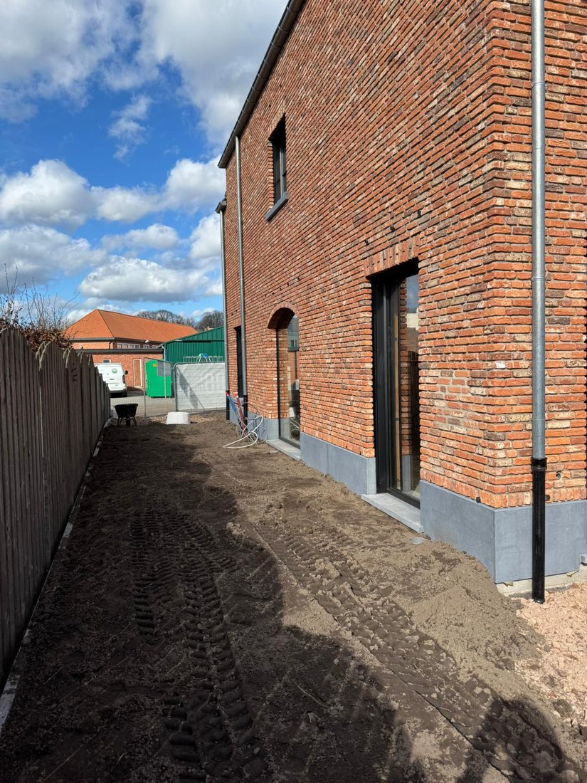 Gevel met nieuw voegwerk langs een woning
