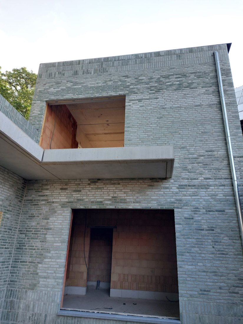 Moderne gevel met grijze steen en voegwerk