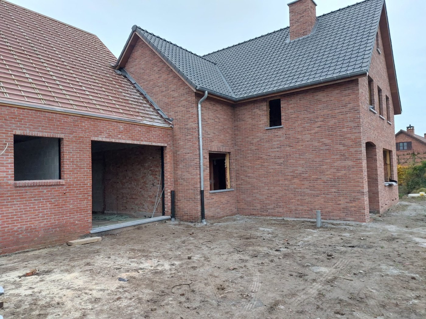 Nieuwbouw met gevelrenovatie en nieuw voegwerk
